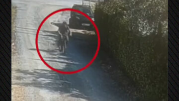 Η στιγμή που ο 62χρονος αλλοδαπός εμπρηστής φεύγει με mountain bike από το σημείο που ξέσπασε η φωτιά στην Παιανία