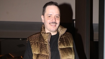 Ξεσπά ο Αλέξανδρος Τσουβέλας: «Το να ανεβάζεις όλη την παράσταση στο Tik Tok και να τη βλέπουν δωρεάν είναι κατάπτυστο»