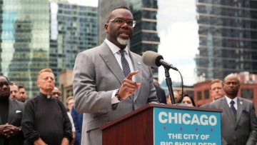 Ο δήμαρχος του Σικάγου δεν θα συνεργαστεί με την Εθνοφρουρά που κατεβάζει ο Τραμπ: «Θα αντισταθούμε σε αυτή την τυραννία»