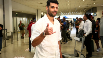 Ολυμπιακός: Έφτασε στην Αθήνα ο τοπ σέντερ φορ, Μεχντί Ταρεμί για να κλείσει και τυπικά
