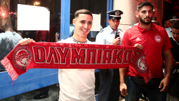 «Πάτησε» Αθήνα ο Ποντένσε για να υπογράψει στον Ολυμπιακό - «Τρέλα» από τους οπαδούς στο αεροδρόμιο - Βίντεο 