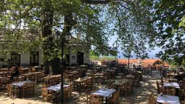 Άγιος Λαυρέντιος: Το ιστορικό χωριό του Πηλίου με την υπέροχη θέα και τη γραφική, κεντρική πλατεία
