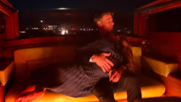 Η Τζούλια Ρόμπερτς στην αγκαλιά του συζύγου της σε βόλτα με θαλάσσιο ταξί στη Βενετία - Δείτε τη φωτογραφία