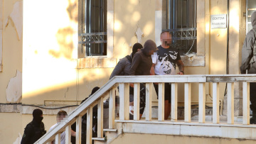 Πήραν 48ωρη προθεσμία οι συλληφθέντες για την εγκληματική οργάνωση στην Κρήτη: Με ύβρεις και ειρωνείες πήγαν στον εισαγγελέα - Δείτε βίντεο
