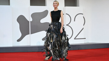 Η Κέιτ Μπλάνσετ χειροκροτήθηκε επί πέντε λεπτά στην πρεμιέρα της ταινίας «Father Mother Sister Brother» στη Βενετία