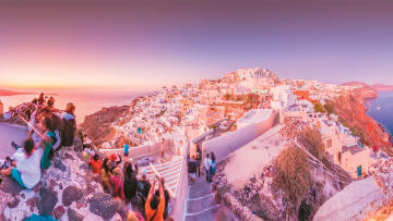 Τουρισμός: Στα ίδια οι αφίξεις, αλλά πάμε για ρεκόρ στα έσοδα  λόγω Αμερικανών και «γεμάτου» φθινοπώρου 