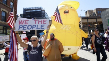 Διαδηλώσεις στο Σικάγο για τις απειλές Τραμπ για την ανάπτυξη Εθνοφρουράς και ομοσπονδιακής υπηρεσίας μετανάστευσης