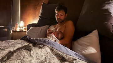 Η Σιμώνη Χριστοδούλου δημοσίευσε φωτογραφία του Ανδρέα Γεωργίου με τη νεογέννητη κόρη τους