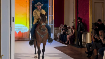  Post Malone: Μοντέλο εμφανίστηκε με άλογο στην επίδειξη μόδας της νέας του συλλογής με ρούχα - Δείτε βίντεο
