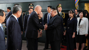 Η κόρη του Κιμ Γιονγκ Ουν στο πλευρό του κατά την επίσκεψή του στο Πεκίνο