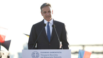 Ο Μητσοτάκης «έδειξε» τις ανακοινώσεις για τις αυξήσεις στους ένστολους από το βήμα της ΔΕΘ
