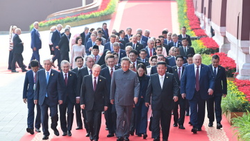 «Χτίζουμε νέα παγκόσμια τάξη πραγμάτων»: Το μήνυμα που έστειλε η Κίνα στις ΗΠΑ με την επιβλητική παρέλαση και την εικόνα Σι, Πούτιν, Κιμ