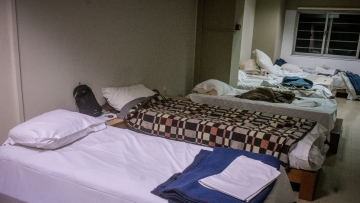 Μπακογιάννης κατά Δούκα: Ο δήμος Αθηναίων κλείνει εν κρυπτώ και χωρίς εξήγηση το υπνωτήριο των Γιατρών του Κόσμου
