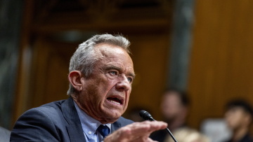 «Είσαι τσαρλατάνος, ανίδεος, παραιτήσου»: Δημοκρατικοί επιτίθενται στον Κένεντι για τα εμβόλια