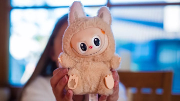 Οι τάσεις που το 2026 θα είναι παλιές και κουραστικές, από τους influencer και τα Labubu μέχρι τα βραζιλιάνικα οπίσθια