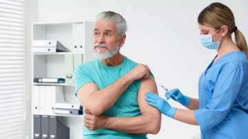 Το εμβόλιο που καθυστερεί τη γήρανση στους 70χρονους – Τι κάνει στο ανοσοποιητικό σύστημα
