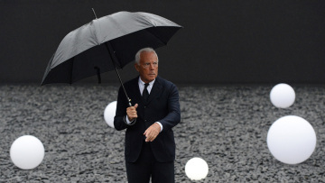 Οι σελέμπριτις αποχαιρετούν τον Τζόρτζιο Αρμάνι: «Ο κόσμος της μόδας έχασε έναν αληθινό θρύλο»