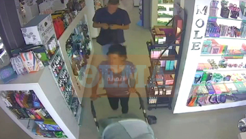 Πειραιάς: Η στιγμή που ο 17χρονος μπαίνει σε φαρμακείο με τη Ρομά μητέρα του βρέφους λίγο πριν το αρπάξει στα Καμίνια