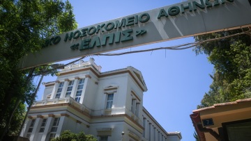 Λήξη συναγερμού για τον άνδρα που απειλούσε να πέσει στο κενό στο νοσοκομείο ΕΛΠΙΣ