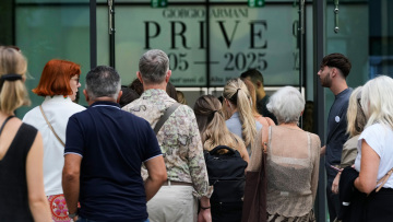 Κόσμος συγκεντρώνεται έξω από τα κεντρικά του Αρμάνι στο Μιλάνο για να αποτίσει φόρο τιμής πριν την κηδεία του