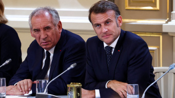 Politico: Ο Μακρόν εξετάζει την άμεση αντικατάσταση του Μπαϊρού αν δεν εξασφαλίσει την ψήφο εμπιστοσύνης