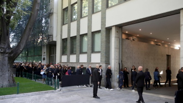  Χιλιάδες άνθρωποι στο λαϊκό προσκύνημα της σορού του Τζόρτζιο Αρμάνι στο Μιλάνο - «Αδύνατον να τον ξεχάσουμε» λέει ο δήμαρχος της πόλης