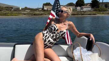 Η Σάρον Στόουν πόζαρε σε σκάφος με λεοπάρ μαγιό - Δείτε το στιγμιότυπο