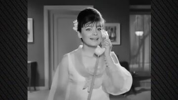 Φωτογραφία: Η Τζένη Καζάκου αναβιώνει τη διάσημη σκηνή της γιαγιάς της από την ταινία «Δεσποινίς Διευθυντής»