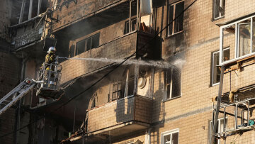 Τρεις νεκροί, ανάμεσά τους παιδί, στη νυχτερινή επιδρομή της Ρωσίας, κυβερνητικό κτίριο στις φλόγες