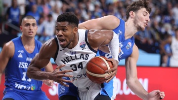 «Ημίθεος, δεν υπάρχει άλλος σαν κι αυτόν»: ΝΒΑ και FIBA αποθεώνουν τον Αντετοκούνμπο - Με ελληνική σημαία ο πανηγυρισμός του για τους 8 του Eurobasket
