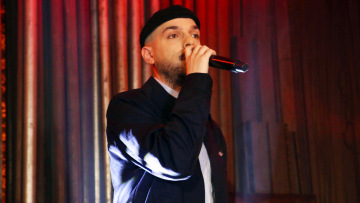 Ο Apon δώρισε τα λεφτά από τη συναυλία του για αναστήλωση εκκλησίας στον τόπο καταγωγής του