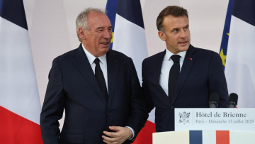 Το κεφάλαιο Μπαϊρού έκλεισε, η κρίση τώρα ξεκινά: Το δημόσιο χρέος «τρέχει», οι Γάλλοι αμφισβητούν ανοιχτά τον Μακρόν και βγαίνουν στους δρόμους