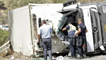 Νεκρός 25χρονος μετά από τροχαίο στον ΒΟΑΚ, εγκλωβίστηκε σε φορτηγό που ντελαπάρισε - Δείτε φωτογραφίες και βίντεο