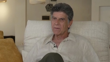 Γιάννης Μπέζος: Οι καλλιτέχνες δεν δικαιούνται να λένε κουράστηκα, τους λέω «να πάτε στην οικοδομή να ξεκουραστείτε»
