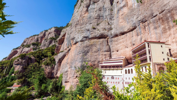 Καλάβρυτα: Συνελήφθη ο ηγούμενος της Μονής Μεγάλου Σπηλαίου - Ετοιμαζόταν να πουλήσει 17 βυζαντινές εικόνες και δύο Ευαγγέλια του 18ου αιώνα για €200.000
