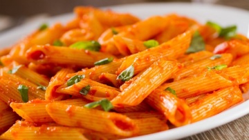 Pasta alla Vodka: H συνταγή με τη μεθυστική σάλτσα που απογειώνει τα ζυμαρικά
