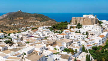 Κολυμπώντας σε σκουπίδια και λάσπη, γράφει η taz για την Πάτμο