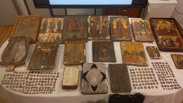Καλάβρυτα: Από νομίσματα έως Ευαγγέλια του 18ου αιώνα - Ο «θησαυρός» του ηγούμενου και της οργάνωσης που εξάρθρωσε η ΕΛ.ΑΣ.