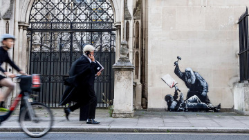 Ο  Banksy «ξαναχτυπά»: Το γκράφιτι στα Δικαστήρια του Λονδίνου που προκάλεσε αντιδράσεις