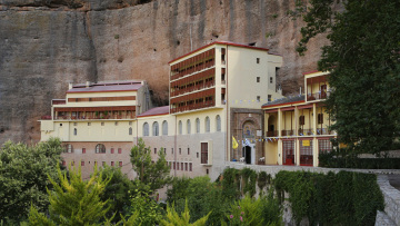 Η Μητρόπολη Καλαβρύτων «ξήλωσε» τον ηγούμενο της Μονής Μεγάλου Σπηλαίου που ετοιμαζόταν να πουλήσει εικόνες και Ευαγγέλια