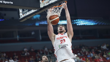 Eurobasket 2025: Το «tomahawk» κάρφωμα του Σενγκούν στο ματς με την Πολωνία - Βίντεο