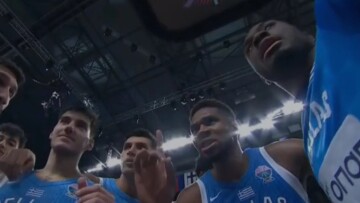 Ο ηγέτης Αντετοκούνμπο μάζεψε τους συμπαίκτες του στο κέντρο του γηπέδου και έστειλε το μήνυμα: «Δεν κερδίσαμε κάτι, άλλο ένα παιχνίδι»