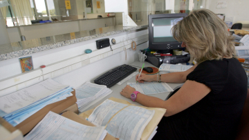 25.000 δημόσιοι υπάλληλοι θα πάρουν φέτος μπόνους μέχρι και 2.000 ευρώ με αξιολόγηση από την Τεχνητή Νοημοσύνη