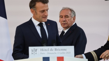 Πολιτική κρίση στη Γαλλία: Ο Μακρόν αναζητά νέο πρωθυπουργό με την οικονομία σε κρίση και τις αγορές να πιέζουν