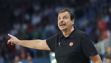 «Καρφί» Αταμάν για  Αντετοκούνμπο: Ο Σπανούλης λέει ότι εκτελεί λίγες βολές, εγώ λέω ότι κάνει συνέχεια επιθετικά φάουλ 