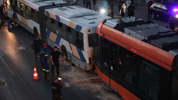 Τριάντα τραυματίες στον Πειραιά - Τραμ έπεσε πάνω σε λεωφορείο που αποβίβαζε επιβάτες 
