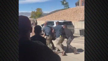 Βίντεο: Η στιγμή που απομακρύνουν τον τραυματισμένο Κερκ από το σημείο της επίθεσης