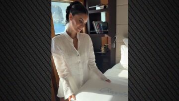 Η Αλεξάνδρα Νίκα δείχνει τα βαφτιστικά ρούχα του γιου της - Δείτε το βίντεο