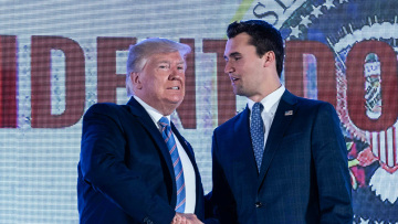 Ο Τραμπ θα παρευρεθεί στην κηδεία του Κερκ - «Πρέπει να χτυπήσουμε σκληρά, αλλά... ειρηνικά τους αριστερούς ψυχοπαθείς» είπε