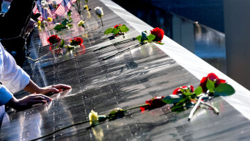 Η Νέα Υόρκη τιμά την 24η επέτειο των επιθέσεων της 11ης Σεπτεμβρίου με φόντο την άγρια προεκλογική μάχη